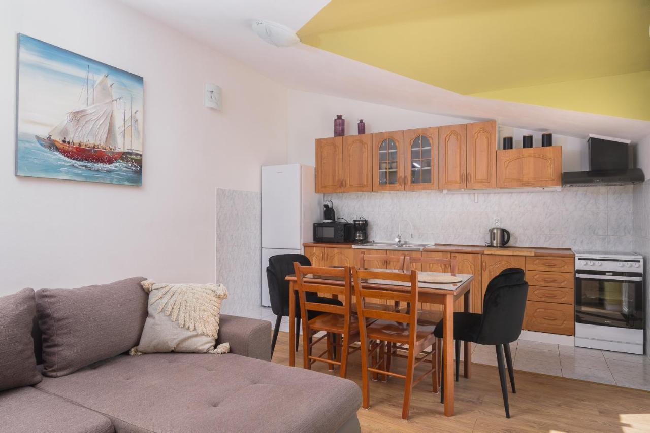 Vikeli Apartment โตรกีร์ ภายนอก รูปภาพ